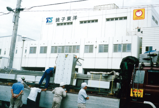 設立時頃からの得意先に納品する風景